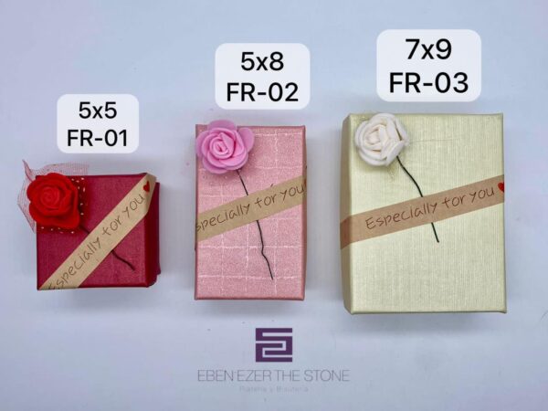 CAJA DE REGALO ROSA CON TEXTURA DE CUADROS