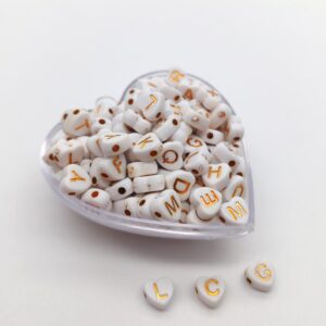 ACRILICO BLANCO EN FORMA DE CORAZÓN CON LETRA DORADA