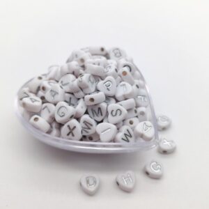 ACRILICO BLANCO EN FORMA DE CORAZÓN CON LETRA PLATEADA